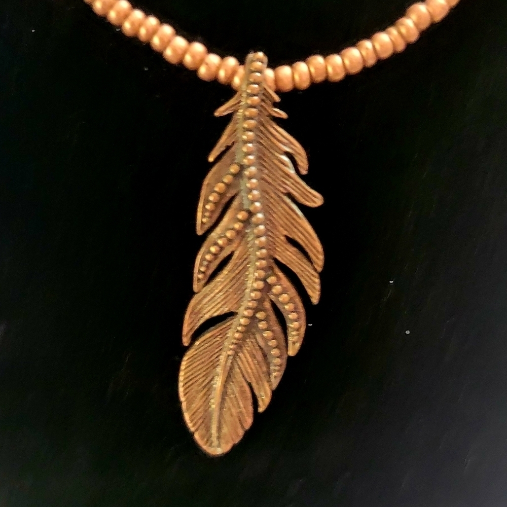 ✨ Boho Chic Copper Colored Brown Beaded Feather Necklace ✨ - Picture 2 of 3